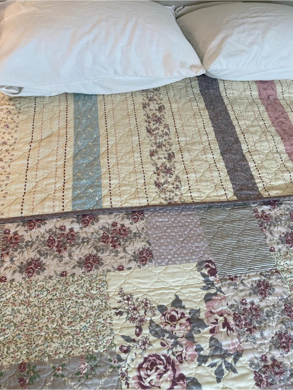 Floral Patchwork Quilt Bedspread in Lavender and Cream Queen